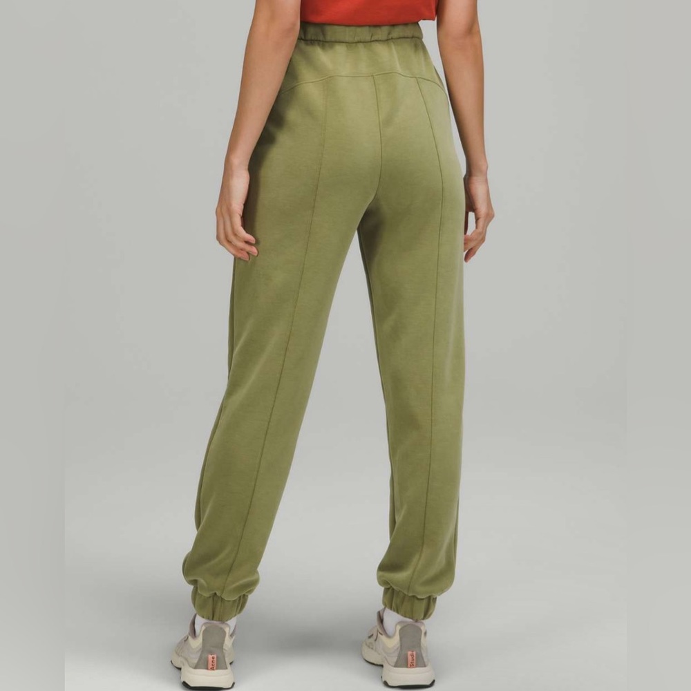 Lululemon Softstreme Relaxed High-Rise Pant size 8